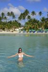 Una ragazzi in bikini in relax sulla spiaggia di Boca Chica, Repubblica Dominicana.
