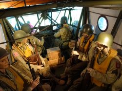 Una ricostruzione dei paracadustiti pronti al lancio del D-Day nel museo di Sainte-Mère-Église in Francia - © Kamilalala / Shutterstock.com