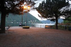 Una romantica veduta serale di Cernobbio, lago di Como, Lombardia.
