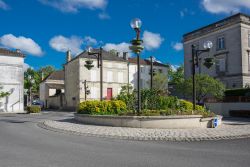 Una rotonda con aiuola e lampioni a Cognac, Nuova Aquitania, Francia.

