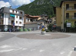 Una rotonda nel centro di Barzio in Lombardia ...