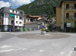 Una rotonda nel centro di Barzio in Lombardia