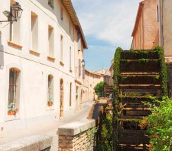 Una ruota idraulica nel centro di L'Isle-sur-la-Sorgue, piccola località turistica provenzale conosciuta per essere uno dei maggiori centri del commercio d'antiquariato in Europa ...