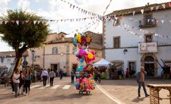 Una sagra in piazza a Manziana, una delle cittadine del Lago di Bracciano nel Lazio. - © eZeePics / Shutterstock.com