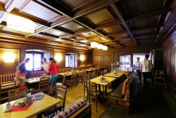 Una sala del rifugio alpino di Kehlsteinhaus a Berchtesgaden, Germania - © Mikadun / Shutterstock.com