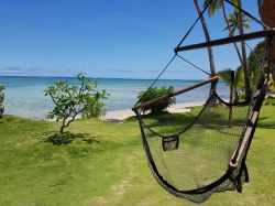 Una sedia a dondolo sospesa su una spiaggia di sabbia a Viti Levu, Figi. Siamo nella più grande delle isole che compongono l'arcipelago delle Figi.

