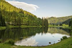 Una serata estiva al lago di Morgins, Svizzera. Il paese si trova a 1333 metri di quota nel Canton Vallese.


