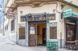 Una sidreria in Plaza Mayor a Gijon, Spagna: questi bar vendono sidro e altre bevande - © Kevin Hellon / Shutterstock.com