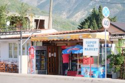 Una simpatica insegna con la scritta "Super Mini Market" nella vecchia Bar, Montenegro - © Vereshchagin Dmitry / Shutterstock.com 