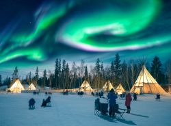 Una spettacolare Aurora Boreale tra le tende indiane vicino a Yellowknife in Canada. - © Ken Phung / Shutterstock.com