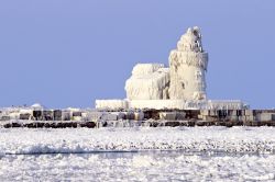 Una spettacolare immagine del Cleveland Harbor West Pierhead Lighthouse ghiacciato, Ohio (USA). In funzione dal 1911 (esisteva però già un punto luce nel 1831), questo faro indica ...