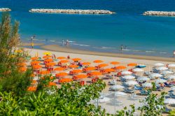 Una spiaggia con ombrelloni e sdraio a Gabicce Mare, Marche. Siamo in provincia di Pesaro e Urbino: Gabicce è il comune più settentrionale della regione, al confine con l'Emilia ...
