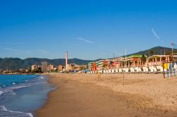 Una spiaggia del centro di Savona in Liguria. Dagli anni 2000 il litorale di Savona vanta la Bandiera Blu, riconoscimento Europeo per qualità delle acque e pulizia delle spiagge.
