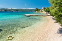 Una spiaggia della cittadina di Orebic nella penisola di Peljesac, Dalmazia, Croazia.
