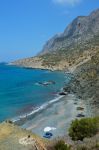 Una spiaggia dell'isola di Telendos vista dall'alto (Dodecaneso), Grecia. Passeggiando a piedi si possono incontrare graziose spiaggette di ciottoli.



