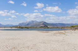 Una spiaggia di sabbia a Posada, provincia di Nuoro (Sardegna) - © Aurelien CHARRIER / Shutterstock.com