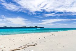 Una spiaggia di sabbia bianchissima nell'arcipelago di Mitsio, Madagascar, con un catamarano sullo sfondo. Relax assoluto in questo paradiso terrestre immerso nell'oceano Indiano.
