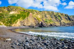 Una spiaggia selvaggia a Sao Miguel, Isole Azzorre (Portogallo).