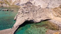 Una spiaggia selvaggia di Palmarola, Isole Ponziane, Lazio.