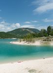 Una spiaggia sul lago di Fiastra tra i Monti ...