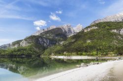 Una spiaggia sul Lago di Molveno, il lao più bello d'Italia secondo Legambiente e Touring Club Italiano