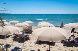 Una spiaggia sulla costa che da Torre Mozza va a Piombino, nei pressi di Riotorto in Toscana - © Francesca Cerretani / Shutterstock.com