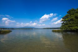 Una spiaggia vicino a Cadrezzate sul Lago di Monate in Lombardia