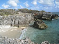 Una spiaggia vista dall'alto sull'isola di Rodrigues, repubblica di Mauritius. L'altitudine massima dell'isola raggiunge i 355 metri.
