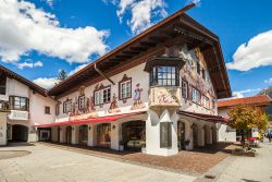 Una splendida casa con affreschi nel centro di Garmisch-Partenkirchen, Germania - © Olgysha / Shutterstock.com