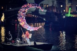 Una splendida danzatrice su una barca al carnevale di Venezia 2019 (Veneto). La piccola imbarcazione è impreziosita da una composizione floreale - © Gentian Polovina / Shutterstock.com ...