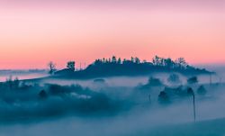 Una splendida imamgine delle colline di Rabastens con la nebbia, Francia.
