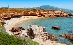 Una splendida insenatura con grotte a Vinaros, Spagna: l'acqua turchese e la roccia ocra creano pittoreschi giochi di colore.
