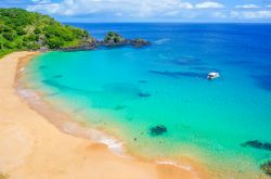 Una splendida Praia do Sancho sull'isola tropicale di Fernando de Noronha, Brasile. Accedere ala spiaggia non è molto agevole ma la vista che si ha da qui è davvero incantevole. ...