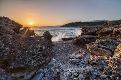 Una splendida spiaggia al tramonto nei pressi di Formia, Latina, Lazio. Adagiata sul Golfo di Gaeta, questa località è caratterizzata da un clima sempre piacevole mitigato dal ...