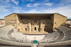 Una splendida veduta del teatro romano di Orange, Francia: avamposto difensivo nel Medioevo, divenne poi rifugio per la popolazione all'epoca delle guerre di religione nel corso del XVI° ...