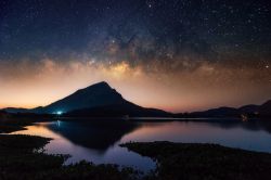 Una splendida Via Lattea sopra il bacino idrico di Lam Isu, Kanchanaburi, Thailandia.
