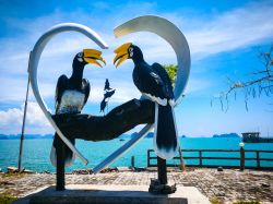 Una statua con due buceri sull'isola di Koh Yao Noi, Thailandia. Siamo nella provincia di Phang Nga.
