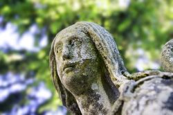 Una statua del piccolo cimitero di Fortunago, il borgo in provincia di Pavia, nell'Oltrepò Pavese (Lombardia) - © Steve Sidepiece / Shutterstock.com 
