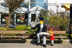 Una statua fatta con i mattoncini lego nel centro di Billund in Danimarca - © Lena Ivanova / Shutterstock.com