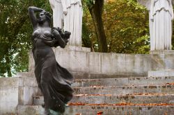 Una statua in bronzo in un parco di Casale Monferrato in Piemonte