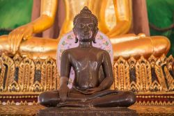 Una statuetta del Buddha in un tempio della città di Suphan Buri, Thailandia.

