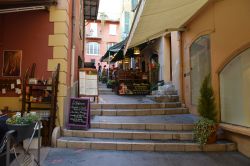 Una strada caratteristica del centro di Nizza, Francia. La città vecchia di Nizza è caratterizzata da strette viuzze acciottolate su cui si affacciano case color ocra e giallo ...