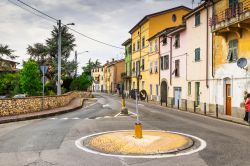 Una strada con vecchie case nel centro di Sarzana, provincia La Spezia, Liguria.



