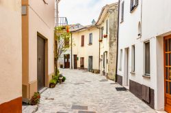 Una strada del centro di Monte Grimano Terme, borgo del Montefeltro, regione storica delle Marche