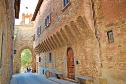 Una strada del centro medievale del borgo di Barberino Val d'Elsa in Toscana