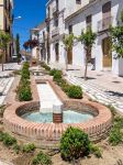 Una strada del centro storico con una bella fontana a Estepona, Spagna - © Philip Bird LRPS CPAGB / Shutterstock.com