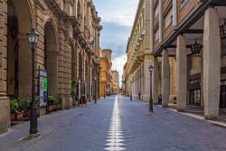 Una strada del centro storico di Chieti, città di 51.000 abitanti in Abruzzo - foto © ValerioMei / Shutterstock.com