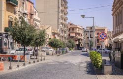 Una strada del centro storico di Gela in Sicilia - © Filippo Carlot / Shutterstock.com