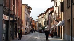 Una strada del centro storico di Iseo, cittadina sulla sponda meridionale del lago omonimo in provincia di Brescia - foto © Sergio Monti Photography / Shutterstock.com