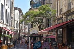 Una strada del centro storico di Montpellier, Occitania, con ristoranti e locali (Francia) - © David Vioque / Shutterstock.com